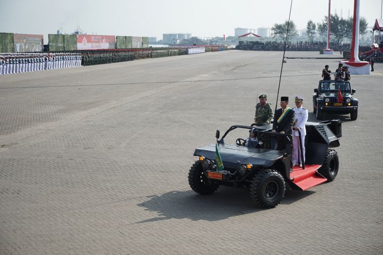 TNI menggelar gladi bersih upacara parade dan defile Hari Ulang Tahun ke-72 TNI di Dermaga PT Indah Kiat, Cilegon, Banten, Selasa (3/10/2017).