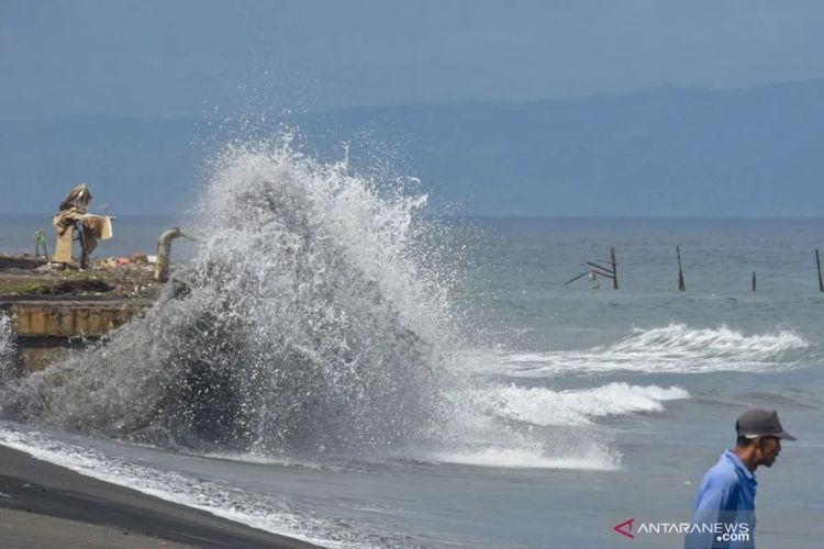Gambar warga berdiri di pinggiran pantai Ampenan saat terjadi gelombang tinggi di sepanjang pesisir pantai Ampenan, Mataram, NTB. BMKG memperingatkan potensi banjir rob di pesisir NTB 19?26 November 2025 akibat fase bulan baru. Menurut BMKG, hujan intensitas tinggi bakal melanda sejumlah wilayah selama Natal 2025 dan Tahun Baru 2026 (Nataru 2026).