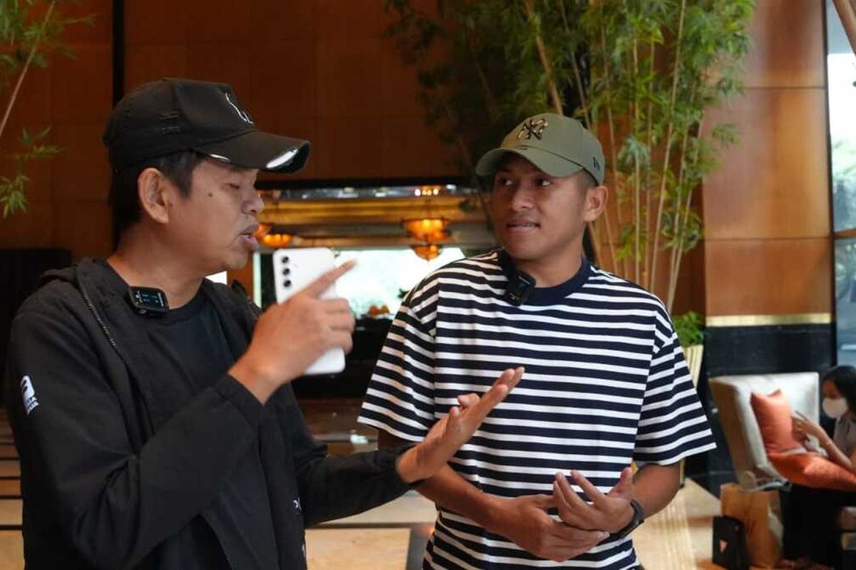 Fajar Fathur Rahman, penyerang Timnas Indonesia U-22 yang berlaga di Sea Games 2023 saat bertemu Dedi Mulyadi di Jakarta, Sabtu (27/5/2023).
