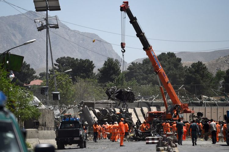 Alat berat diterjunkan untuk membersihkan dampak ledakan bom truk yang menghantam kawasan diplomatik di Kota Kabul. Afganistan, Rabu pagi (31/5/2017).