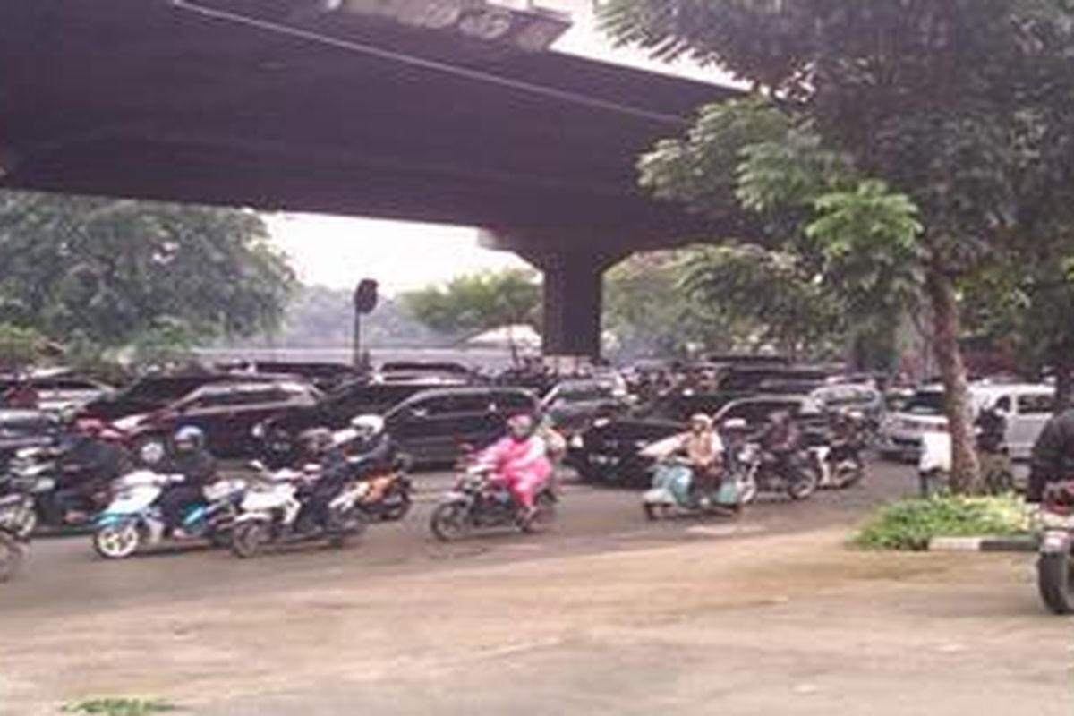 Macet di Jalan DI Panjaitan, Jakarta Timur.