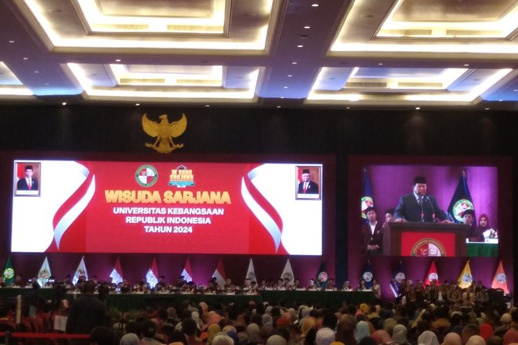 Menhan Prabowo Subianto saat berpidato di hadapan ratusan wisudawan Universitas Kebangsaan Republik Indonesia (UKRI) di Trans Luxury Hotel Kota Bandung, Jawa Barat, Kamis (29/2/2024).