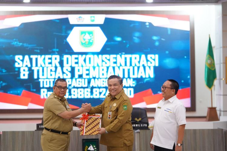Gubernur Riau Edy Natar Nasution menyerahkan DIPA 2024 di Gedung Daerah Balai Pauh Janggi, Senin (11/12/2023).