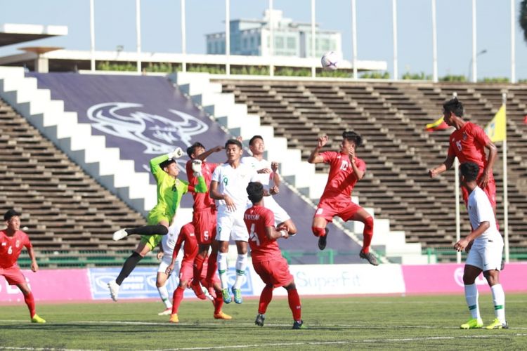 Suasana pertandingan timnas u-22 Indonesia versus timnas u-22 Myanmar pada laga perdana Grup B Piala AFF U-22 2019 di Stadion Nasional, Phnom Penh, Kamboja, Senin (18/02/2019).