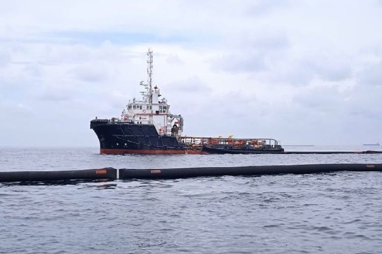 Sebuah kapal berada di dekat gelembung minyak di perairan laut Langsa, di Langsa, Aceh, Selasa (21/8/2021). 