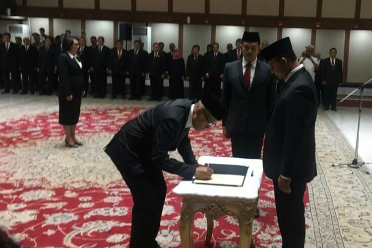 Gubernur DKI Jakarta Anies Baswedan melantik dua deputi gubernur di Balai Kota DKI Jakarta, Kamis (12/9/2019).