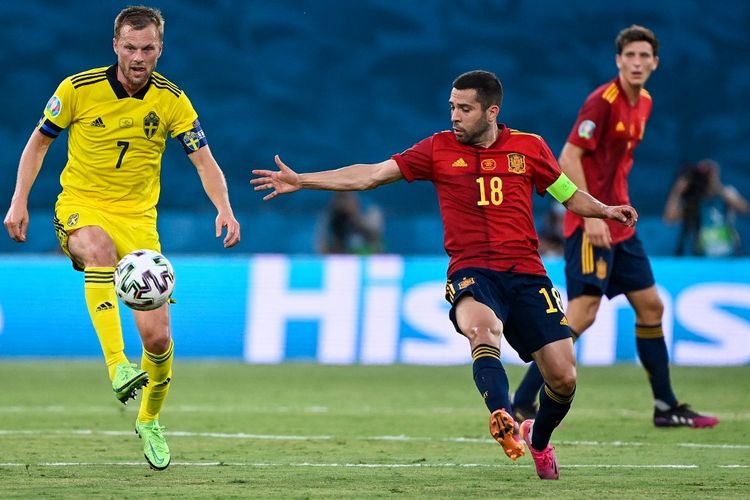 Aksi bek Spanyol Jordi Alba dan gelandang Swedia Sebastian Larsson pada laga Grup E Euro 2020 di Stadion La Cartuja, Sevilla, pada Selasa (15/6/2021) dini hari WIB.