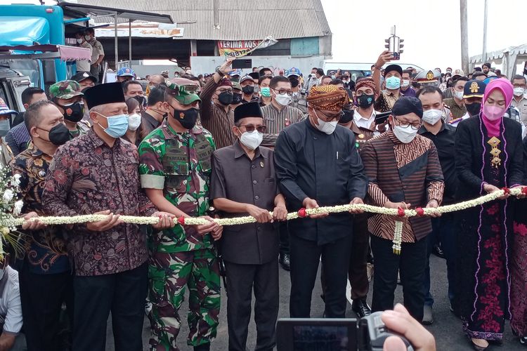 Wali Kota Malang Sutiaji meresmikan Jembatan Tunggulmas di Kota Malang, Jawa Timur pada Kamis (24/2/2022). 