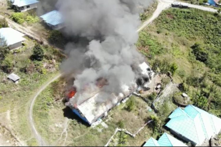 Barak Dinas Pemuda dan Olahraga Intan Jaya dibakar KKB, Intan Jaya, Papua, Selasa (16/8/2022)