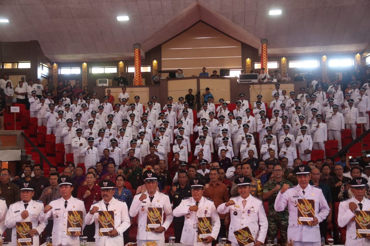 Pengukuhan penambahan masa jabatan kepala desa di Kabupaten Buleleng, Provinsi Bali, Jumat (28/6/2024). 