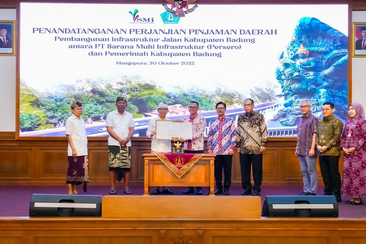 Bupati Badung I Wayan Adi Arnawa didampingi Ketua DPRD Badung I Gusti Anom Gumanti menandatangani Perjanjian Pinjaman Daerah Pembangunan Infrastruktur Jalan Kabupaten Badung antara Pemerintah Kabupaten (Pemkab) Badung dengan PT. Sarana Multi Infrastruktur (SMI) (Persero) di Ruang Kertha Gosana, Puspem Badung, Kamis (30/10/2025).