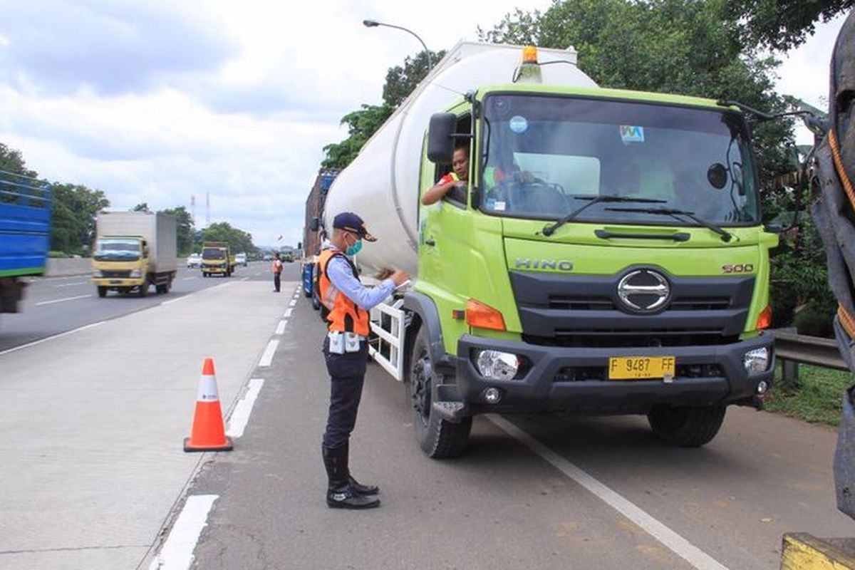 PT jasa marga melakukan pengawasan terhadap kendaraan angkutan barang di jalan tol yang kelebihan muatan 