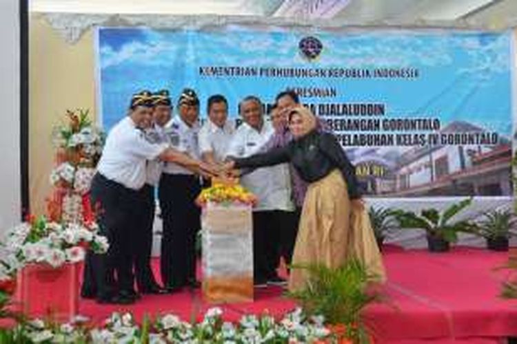 Menteri Perhubungan Ignasius Jonan dan sejumlah pejabat meresmikan terminal baru bandar udara Jalaludin Gorontalo seluas 12.000 meter persegi.