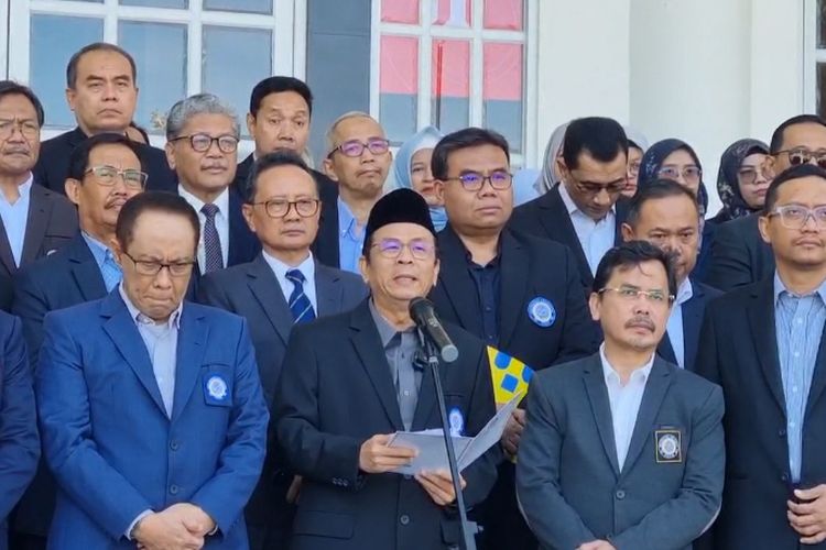Rektor Unair Prof Muhammad Madyan saat membacakan pernyataan sikap, Rabu (3/9/2025).