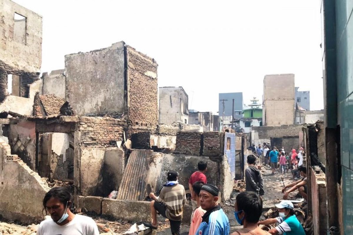 Warga korban kebakaran Taman Sari tengah mencari sisa-sisa barang yang dapat dimanfaatkan kembali, Senin (19/04/2021)