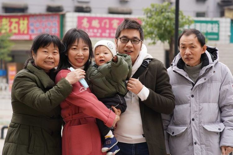 Kankan (tengah) sempat dirawat di rumah sakit Wuhan Central, Wuhan, China dimana pasien-pasien pertama Covid-19 juga dirawat.