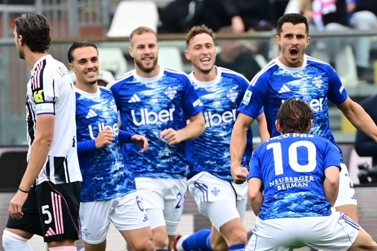 Marc Oliver Kempf merayakan gol dengan rekan satu timnya dalam pertandingan sepak bola Serie A Liga Italia antara Como vs Juventus di Stadion Giuseppe Sinigaglia di Como, Italia pada 19 Oktober 2025. Piero CRUCIATTI/AFP