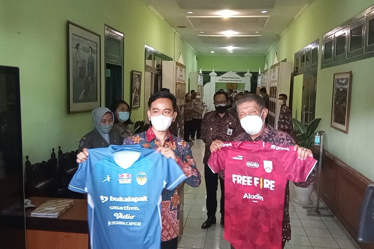Gibran dan Haryadi saat saling bertukar Jersey di Balai Kota Yogyakarta, Kamis (7/10/2021)