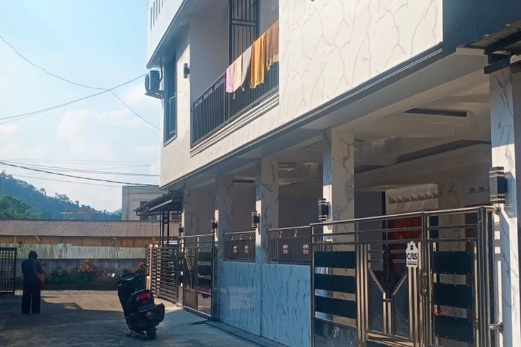 Rumah yang dijadikan kantor perusahaan yang diduga menyalurkan tenaga kerja migran di Desa Tanjjung Kamuning Kecamatan Tarogong Kaler tampak sepi, Kamis (8/6/2023)