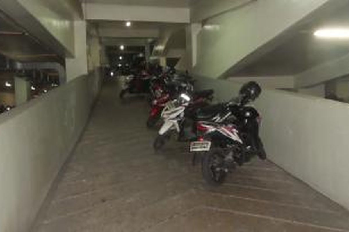 Kondisi parkiran sepeda motor di Gedung DPRD DKI Jakarta yang semrawut, Rabu (2/9/2015). Terlihat sejumlah sepeda motor terparkir sembarangan di jalur masuk kendaraan. Situasi ini terjadi pasca tidak adanya lagi juru parkir yang berjaga di lokasi tersebut.