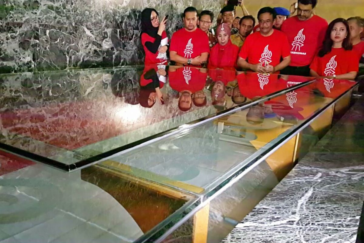 Tempat penyimpanan (vitrin) bendera pusaka Merah Putih di Ruang Kemerdekaan, Cawan Tugu Monas. Foto diambil Sabtu (12/8/2017).