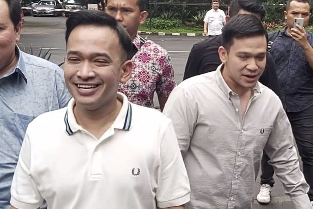 Ruben Onsu bersama adiknya, Jordi Onsu serta kuasa hukum, Minola Sebayang saat ditemui di Ditkrimsus Polda Metro Jaya, Jakarta Selatan, Kamis (6/2/2020). 