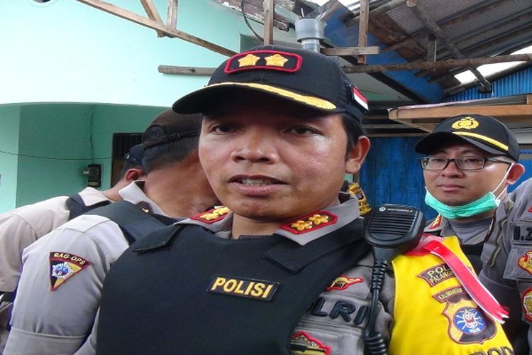 Kapolres Palangkaraya saat memberikan keterangan terkait dengan penggeledahan oleh Tim Densus 88 Antiteror di rumah terduga teroris di Jalan Rajawali, Gang Rukun, Palangkaraya, Senin (13/8/2018).