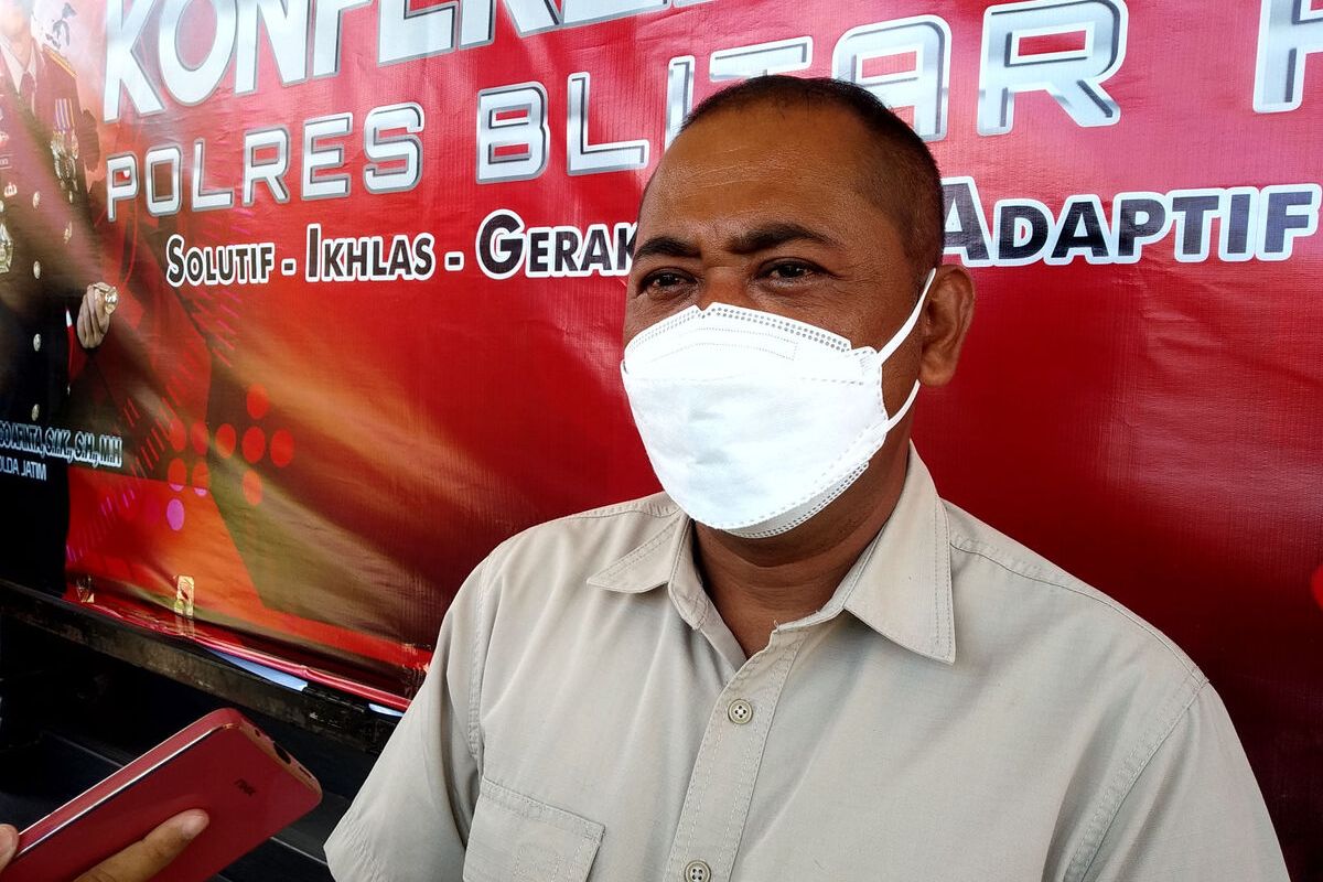 Kepala Satuan Reserse Kriminal Polres Blitar Kota AKP Momon Suwito Pratomo menjawab pertanyaan wartawan, Jumat (4/3/2022)
