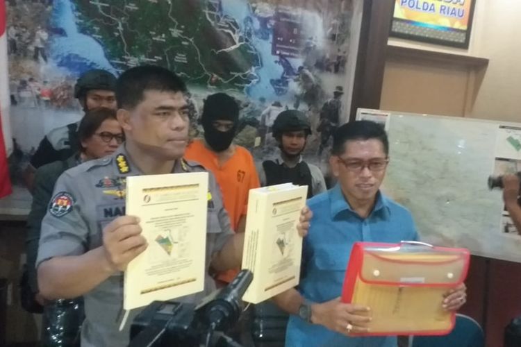 Polda Riau menggelar konferensi pers penetapan tersangka Direktur Utama dan Manager Operasional PT SSS terkait kasus karhutla di Pekanbaru, Riau, Selasa (8/10/2019).