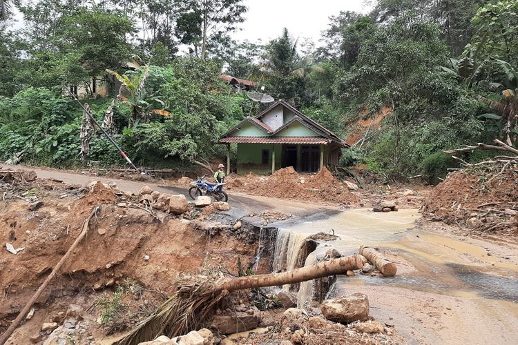 Sejumlah titik longsor yang terjadi di Kabupaten Lebak, Banten. Longsoran itu disebut menjadi penyebab banjir bandang dahsyat menerjang enam kecamatan di Kabupaten Lebak, Rabu (1/1/2020).