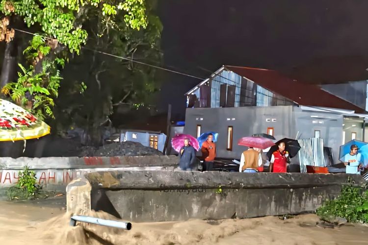 Trauma Banjir Berulang di Sungai Batang Agam: Warga Selalu Mengungsi Tiap Hujan Turun