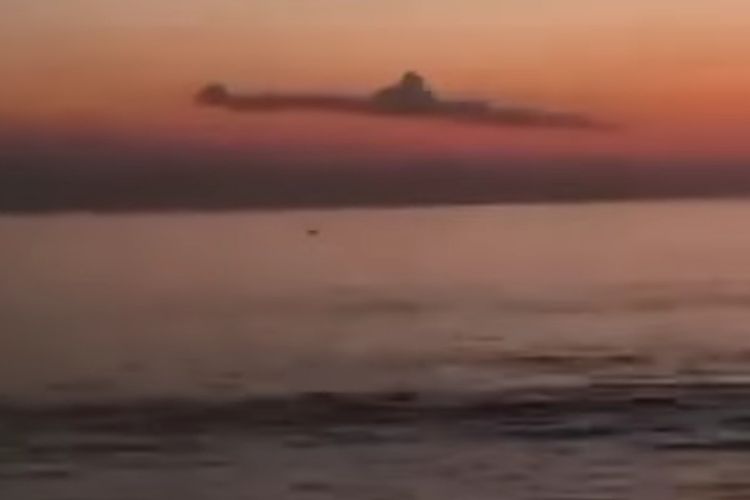 Viral di media sosial sebuah video merekam gumpalan awan yang disebut mirip bentuk kapal selam.