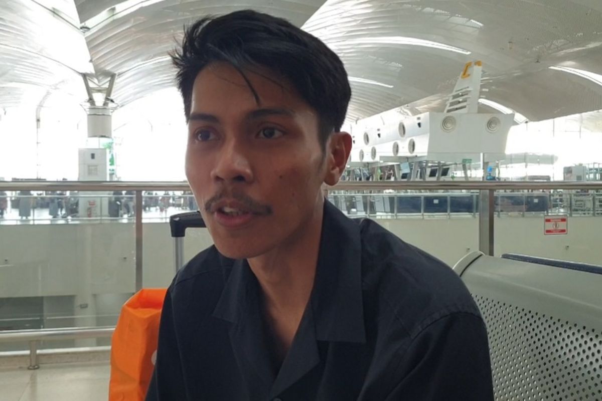 Ichsan Septiady saat diwawancarai di Bandara Kualanamu Internasional, Kabupaten Deli Serdang, Provinsi Sumatera Utara pada Senin (7/4/2025).