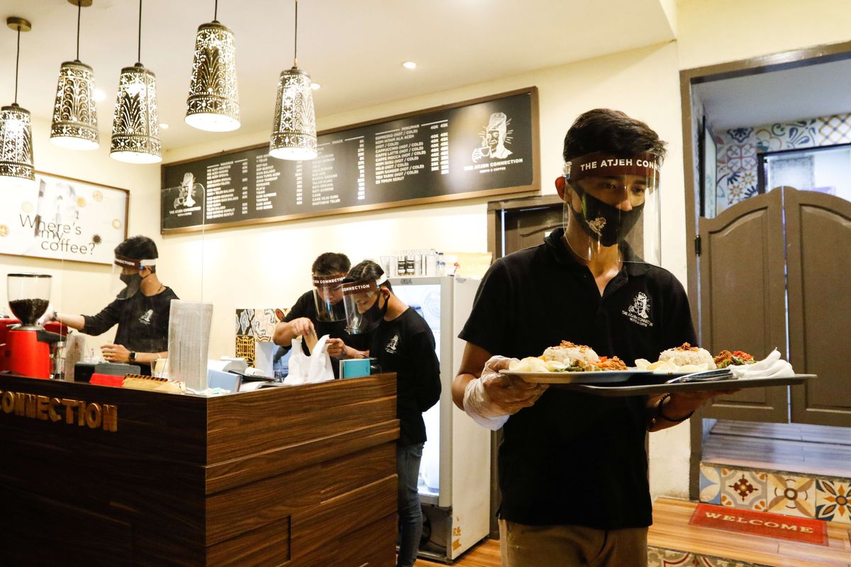 Penerapan protokol kesehatan di The Atjeh Connection Resto and Coffee Bendungan Hilir, Jakarta, Kamis (18/6/2020). Untuk mencegah penyebaran virus Covid-19 restoran di Jakarta yang membuka layanan makan di tempat harus menerapkan protokol kesehatan.