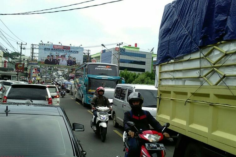 Kondisi jalur Puncak, Cianjur, Jawa Barat, yang mengalami kemacetan akibat peningkatan volume kendaraan pada momen libur Natal 2019 dan Tahun Baru 2020, Rabu (25/12/2019).