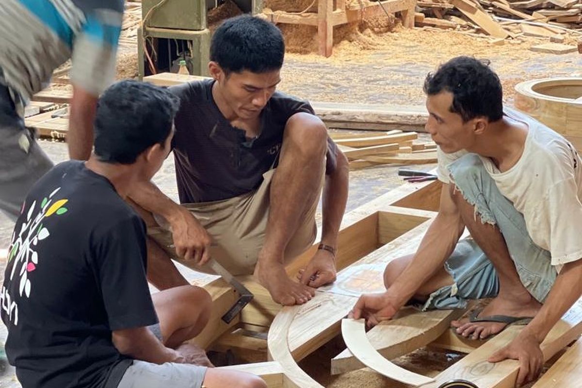 Para pekerja menuntaskan produk mebel di sentra produksi Furncraft.id di Kabupaten Jepara, Jawa Tengah, beberapa waktu lalu 