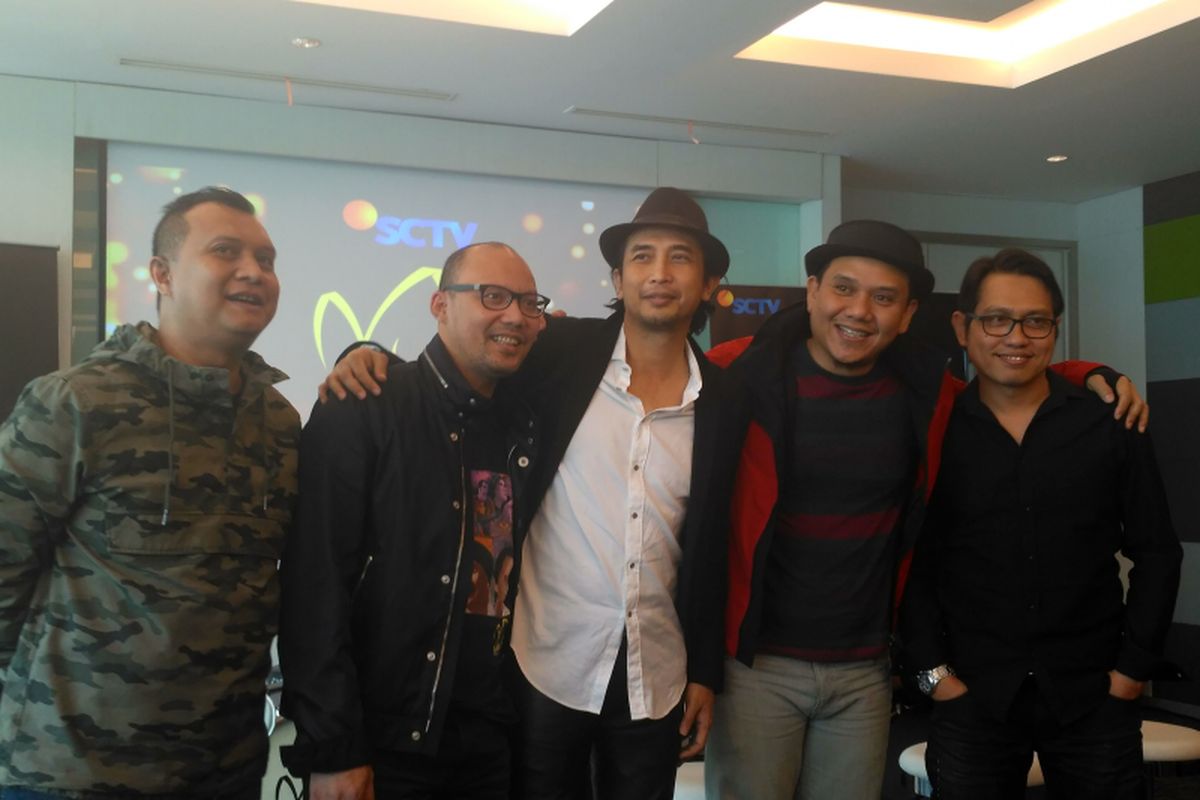 (dari kiri) Ari, Yoyo, Piyu, Fadly dan Rindra berfoto bersama saat jumpa pers FTV PADI Reborn, di SCTV Tower, Jakarta Pusat, Selasa (7/8/2018).