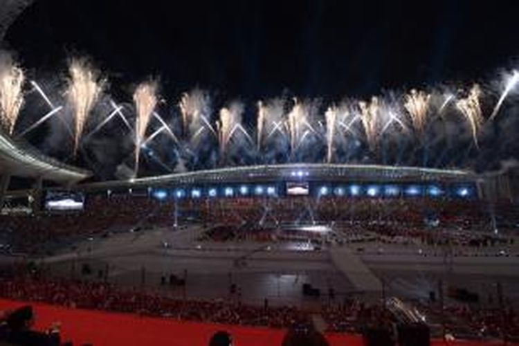 Kembang api menerangi langit saat upacara pembukaan Asian Games 2014 di Stadion Asiad Main Incheon di Incheon, Korea Sealtan, Jumat (19/9/2014). 