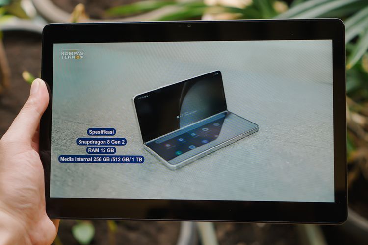 Dengan bobot kurang dari 500 gram, Samsung Galaxy Tab A9 Plus 5G masih bisa digenggam dengan mudah