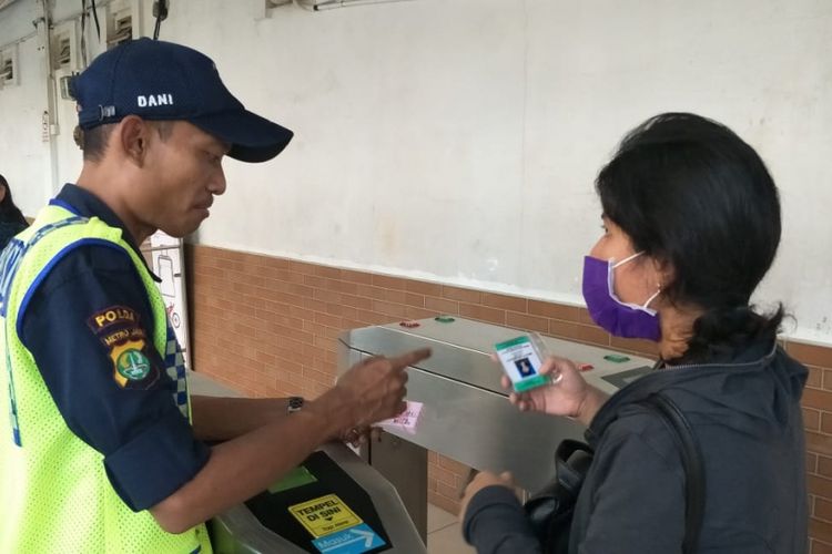 Seorang penumpang menunjukkan kartu multitrip (KMT) untuk naik KRL di Stasiun Tebet, Jakarta Selatan, Senin (23/7/2018). Petugas yang berjaga di gate masuk menginformasikan KMT itu tidak bisa digunakan untuk sementara waktu. Penumpang harus membeli tiket kertas.