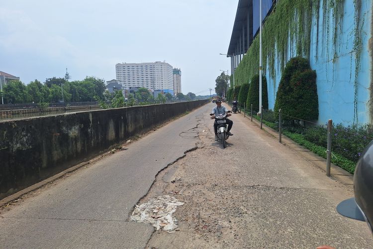 Jalan Kepanduan 2 di Teluk Gong, Penjaringan, Jakarta Utara, rusak parah. Senin (15/9/2025).