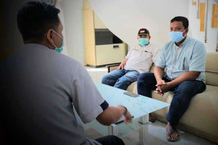 BK (tengah), menceritakan kronologi kejadian yang dialami istrinya kepada anggota DPRD Jombang, Sabtu (8/8/2020). DR, istri BK, pada Selasa (4/8/2020), menjalani persalinan tanpa bantuan tenaga medis di RS Pelengkap.