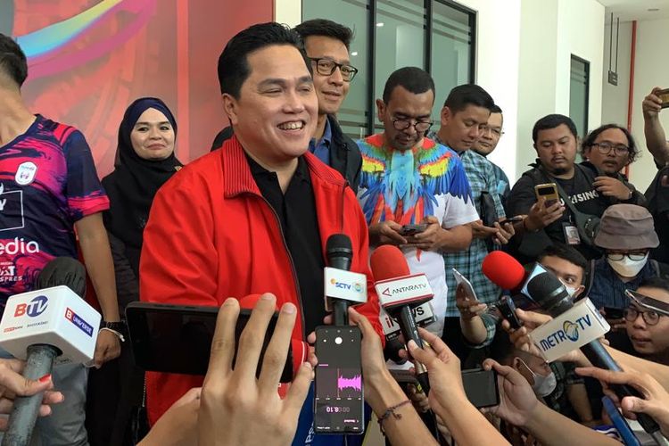 Menteri BUMN, Erick Thohir, tiba di Kantor PSSI, GBK Arena, Senayan, Jakarta, Minggu (15/1/2023), untuk mendaftar sebagai calon ketua umum PSSI.