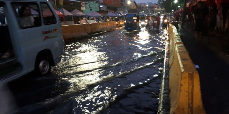 Jalan Jatibaru Tanah Abang tergenang air setinggi mata kaki pada Kamis (2/8/2018) sore