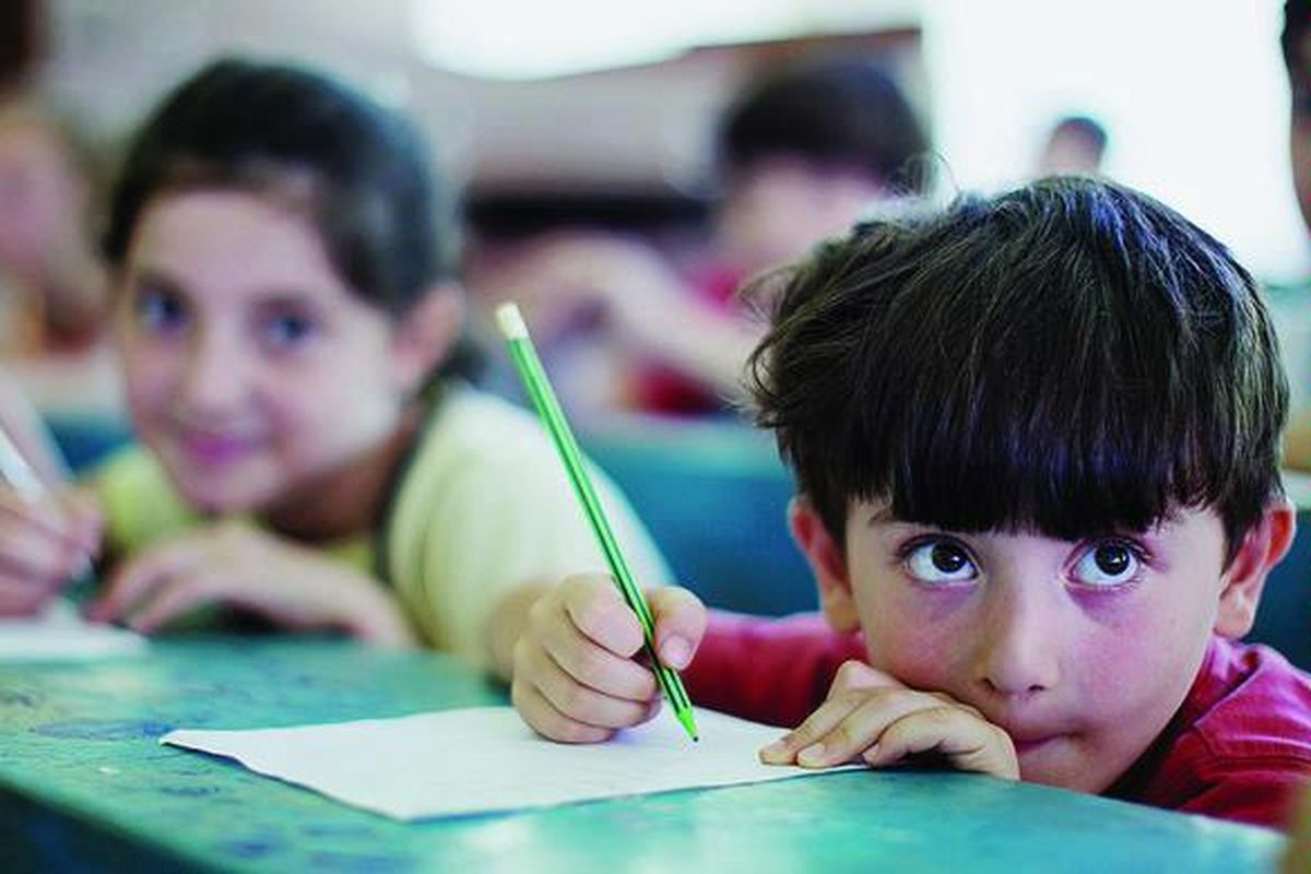 Judy Alladin (9) dan Sibay Andar (5), pengungsi Suriah dari etnis Circassian, belajar di pengungsian mereka di Nalchik, Rusia, 23 Juli lalu. Terdapat 340 pengungsi etnis Circassian dari Suriah tiba di Rusia tahun ini. Mereka sebelumnya dipaksa meninggalkan Rusia tahun 1860 oleh tentara Tsar dan Kosak.