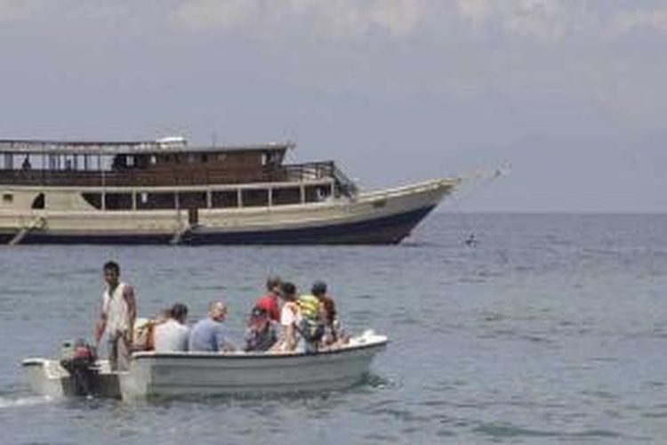 Turis mancanegara kembali ke kapal usai berwisata ke Pulau Moyo, Kabupaten Sumbawa, Nusa Tenggara Barat, Rabu (16/10/2013).
