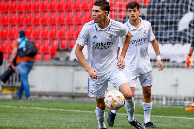 Anak keempat Zinedine Zidane, Elyaz Zidane Fernandez (18), dikatakan mulai berpikir untuk meninggalkan Real Madrid demi kesempatan bermain. Ia tak bisa menembus tim utama Juvenil A (tim U19 Real Madrid) di bawah arahan Alvaro Arbeloa. 