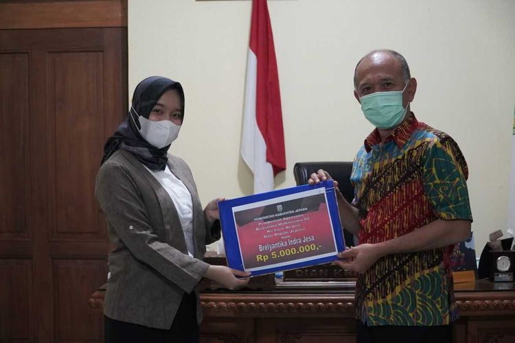 Bupati Jepara Dian Kristiandi dan Brelyantika Indra Jesa saat di Kantor Bupati Jepara, Selasa (27/7/2021).