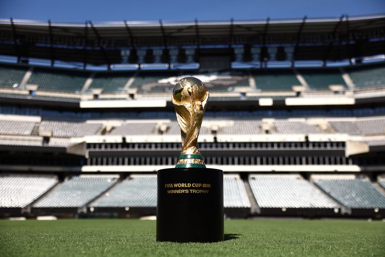 Trofi Piala Dunia FIFA dipamerkan di Philadelphia, Pennsylvania, pada 2 Juli 2024.