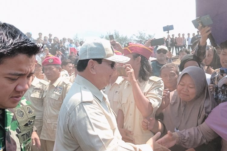 Prabowo disalami waga di sela acara bagu-bagi kapal di Pelabuhan Cikidang, Pangandaran, Rabu (11/10/2023).